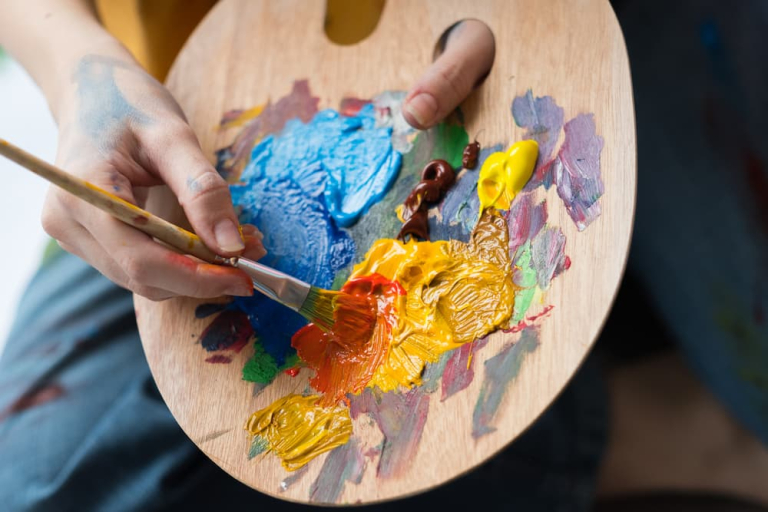 palette-acrylfarbe-bunt-golubovy-adobestock