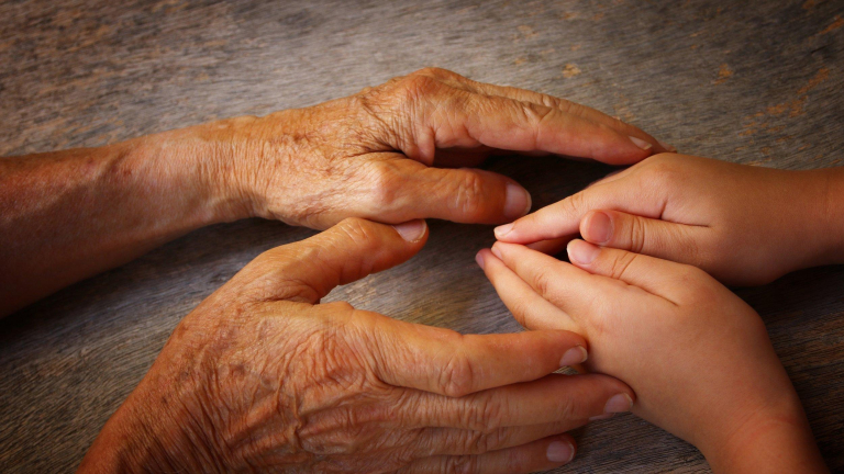 alte-und-junge-hand-biologisches-alter