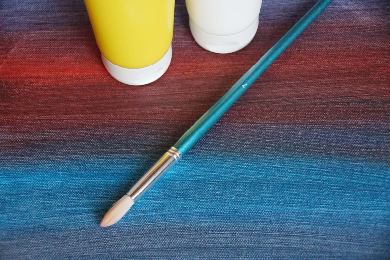 bemalte-leinwand-acrylfarbe-in-tuben-pinsel-scaled